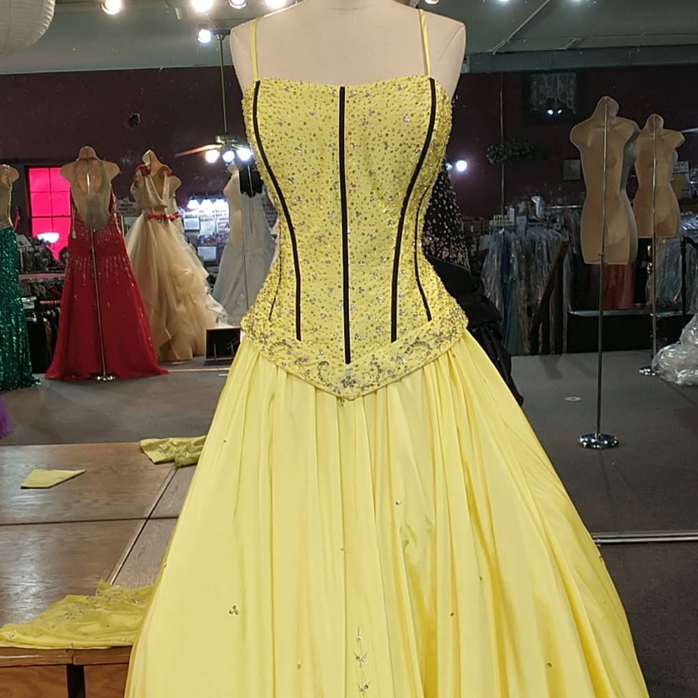 Precious Formals Prom or Quienseria